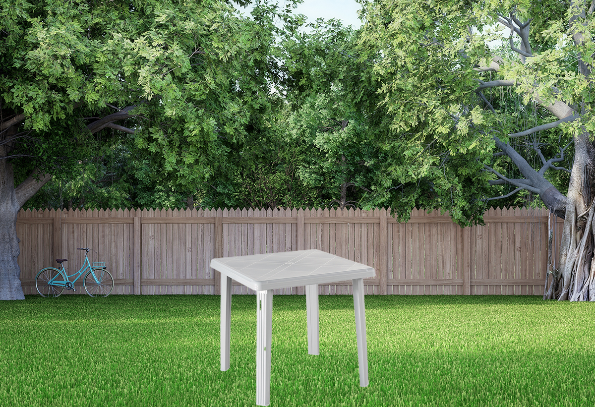 Το τραπέζι τοποθετημένο σε ένα κήπο